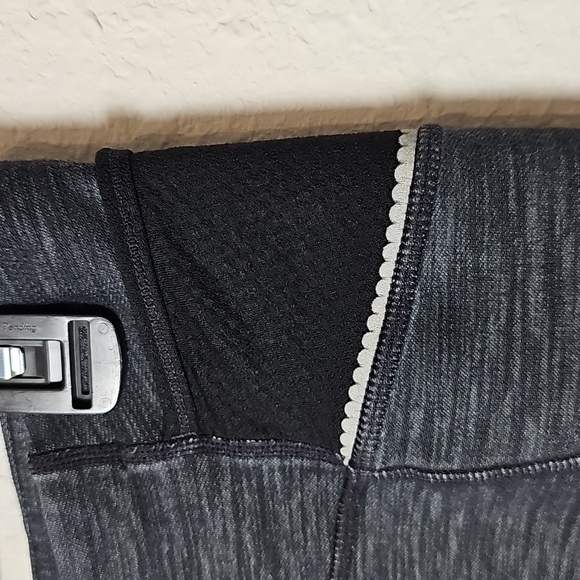 Lululemon Black/Gray Ride On active wear Crop leggings Sz 8 - Picture 4 of 4
